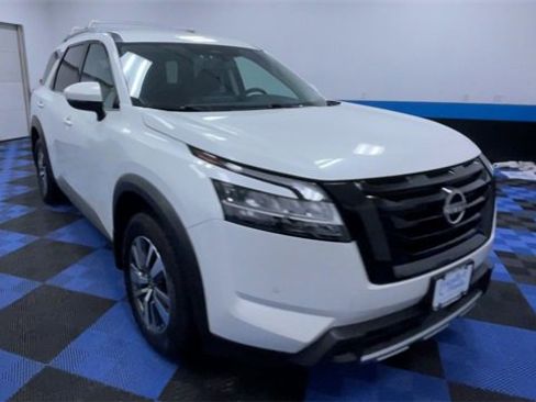 Used 2024 Nissan Pathfinder SL w/ Black Appearance Package image 2