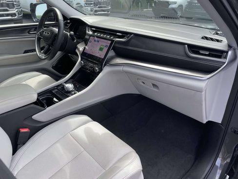 Certified 2022 Jeep Grand Cherokee Overland w/ Luxury Tech Group IV AWD/4WD image 11