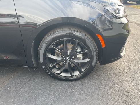 Used 2025 Chrysler Pacifica Limited image 6