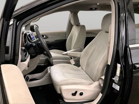 Used 2017 Chrysler Pacifica Touring w/ Tire & Wheel Group FWD image 24