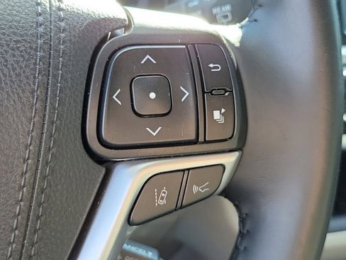 Used 2019 Toyota Highlander XLE image 27