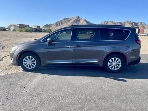 Used 2017 Chrysler Pacifica Touring-L FWD image 2