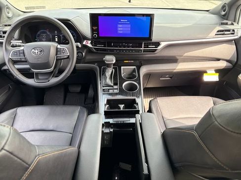 Certified 2025 Toyota Sienna XLE Woodland Edition image 18