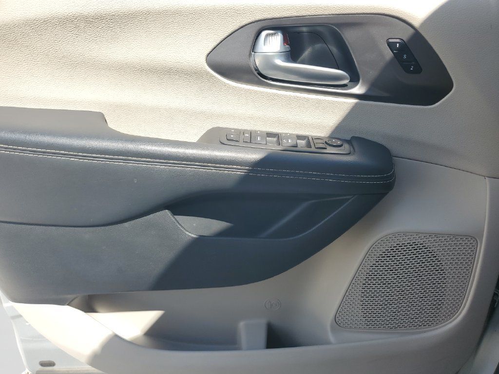 Used 2024 Chrysler Pacifica Touring-L FWD image 18