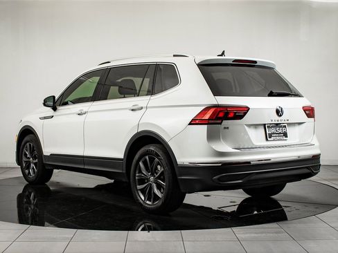 Used 2023 Volkswagen Tiguan SE w/ Panoramic Sunroof Package image 6