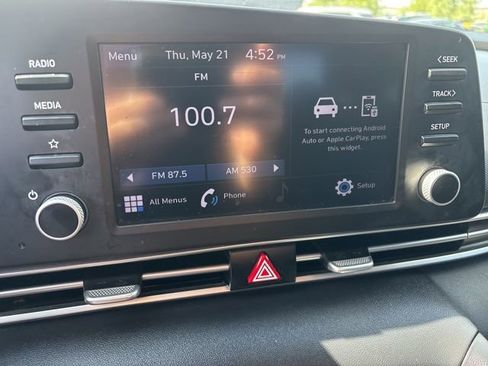 Used 2021 Hyundai Elantra SE FWD image 19