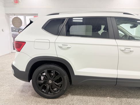 Certified 2022 Volkswagen Taos SE image 9