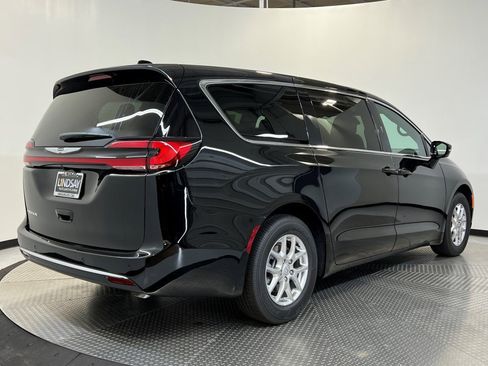 New 2026 Chrysler Pacifica Select image 3