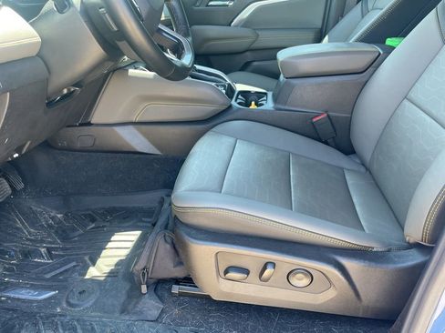 Used 2025 Chevrolet Colorado ZR2 w/ Technology Package AWD/4WD image 7