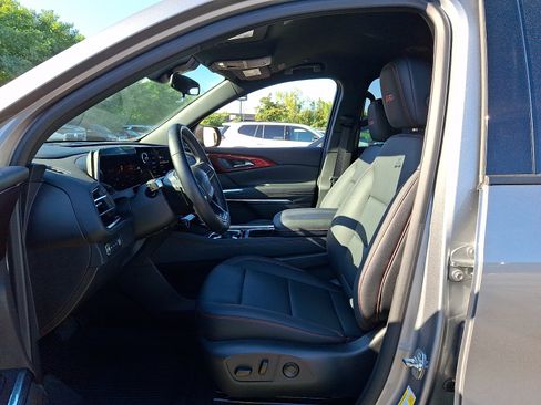 Used 2025 Chevrolet Traverse Z71 w/ Driver Confidence Package AWD/4WD image 13