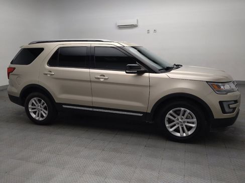 Used 2017 Ford Explorer XLT w/ Equipment Group 201A FWD image 11