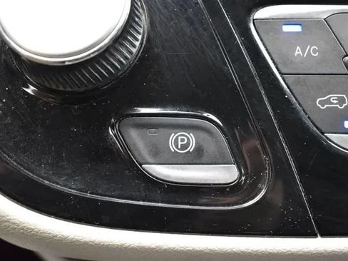 Used 2024 Chrysler Pacifica Touring-L FWD image 33