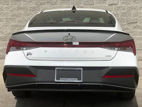 New 2025 Hyundai Elantra SEL image 4
