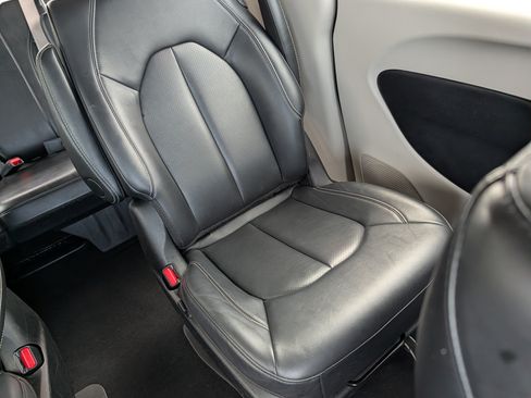 Used 2024 Chrysler Pacifica Limited FWD image 14