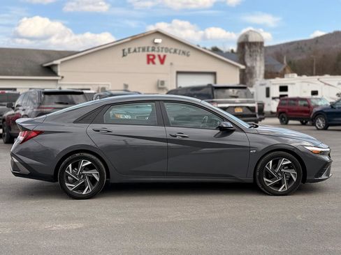 Used 2025 Hyundai Elantra Sport image 4