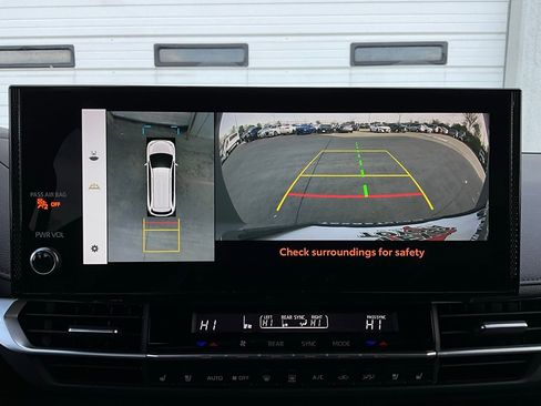 Used 2025 Toyota Sienna Platinum image 39