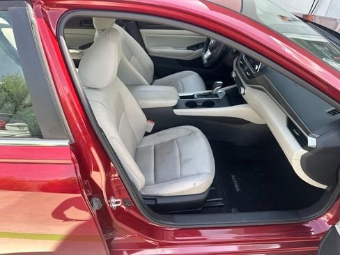 Used 2025 Nissan Altima 2.5 SV FWD image 31
