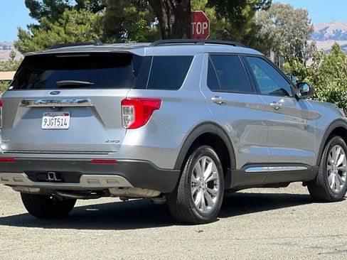 Certified 2023 Ford Explorer XLT w/ Equipment Group 202A AWD/4WD image 3