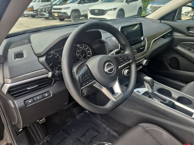 Used 2025 Nissan Altima 2.5 SV FWD image 12