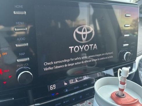 Used 2024 Toyota Sienna Platinum image 11