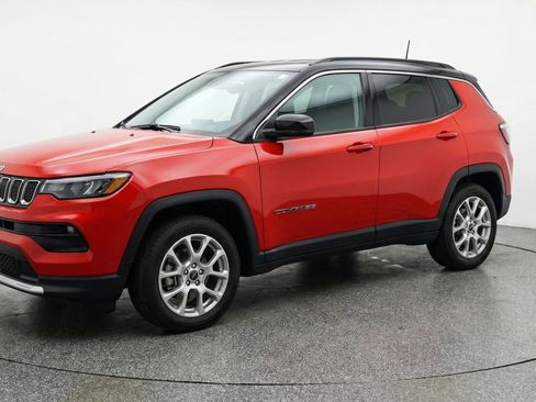 Used 2025 Jeep Compass Limited AWD/4WD image 3