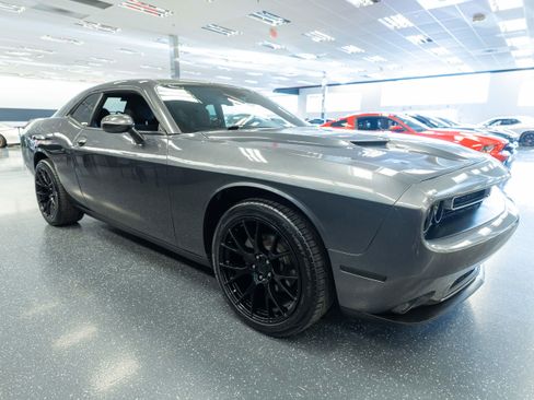 Used 2019 Dodge Challenger SXT RWD image 4