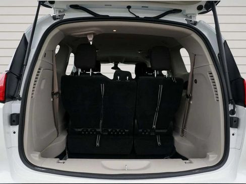 Used 2022 Chrysler Voyager LX FWD image 10