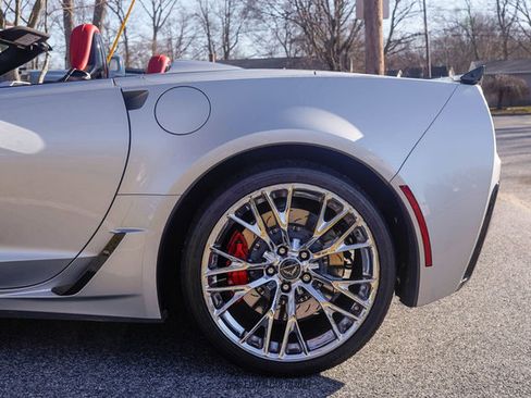 Used 2015 Chevrolet Corvette Z06 w/ 3LZ Preferred Equipment Group image 5