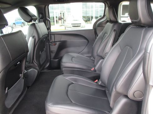 Used 2024 Chrysler Pacifica Limited FWD image 39