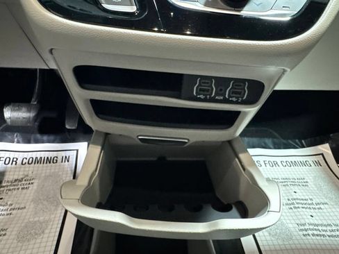 Used 2022 Chrysler Voyager LX FWD image 28