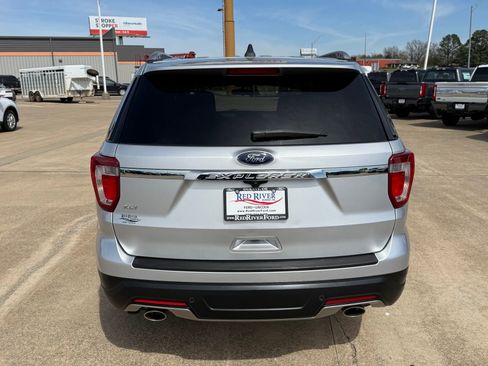 Used 2018 Ford Explorer XLT image 6