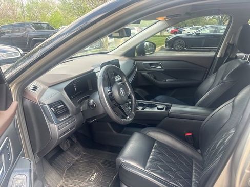 Used 2021 Nissan Rogue Platinum image 14