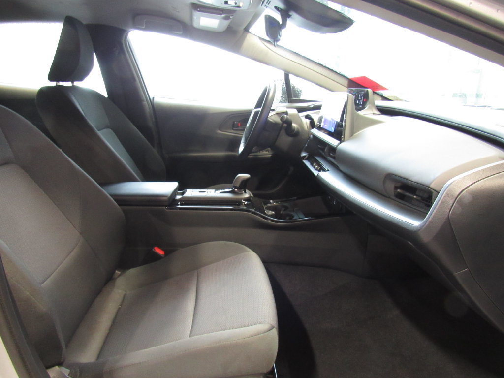 Certified 2025 Toyota Prius LE FWD image 17