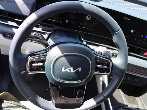 Used 2025 Kia Carnival EX FWD image 40
