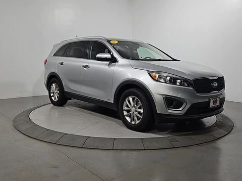 Used 2017 Kia Sorento AWD image 8