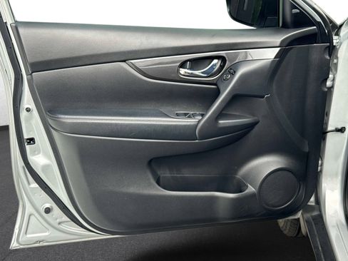 Used 2020 Nissan Rogue SV image 18