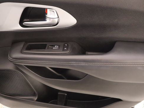 Used 2024 Chrysler Pacifica Touring-L w/ Uconnect Theater Family Group FWD image 19