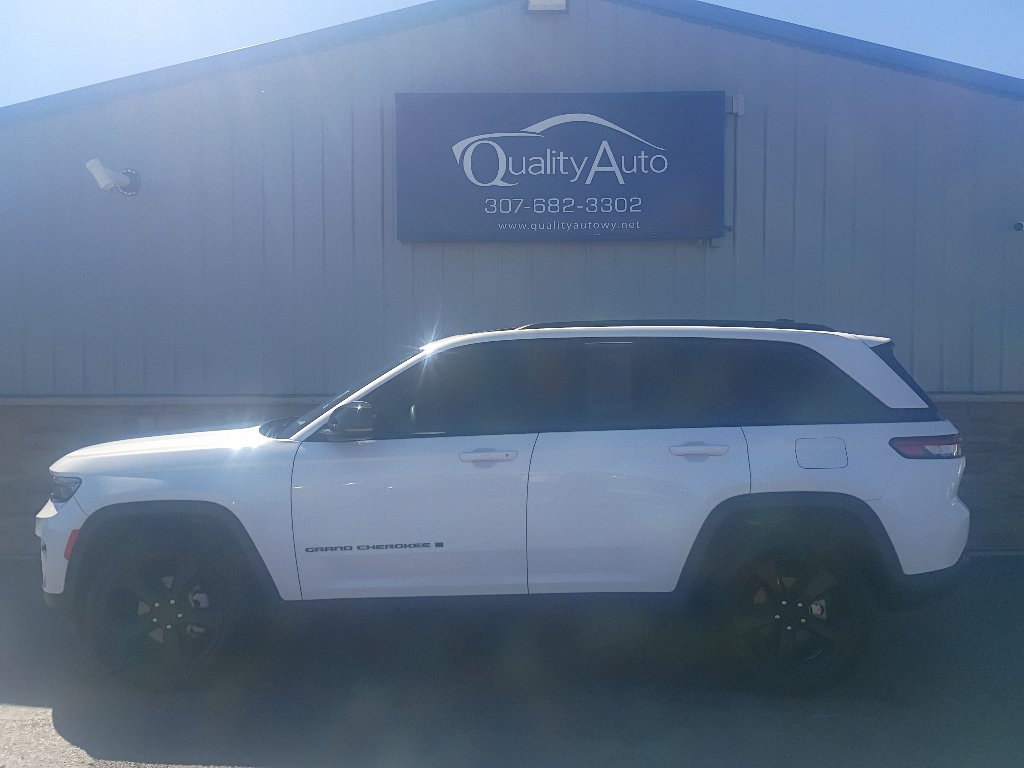 Used 2023 Jeep Grand Cherokee Limited w/ Black Appearance Package AWD/4WD image 1