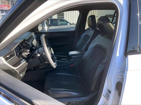 Used 2023 Jeep Grand Cherokee Altitude AWD/4WD image 10