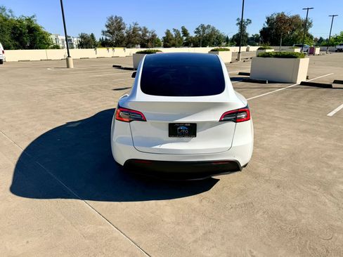 Used 2021 Tesla Model Y 2WD image 7