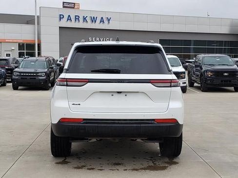 Used 2024 Jeep Grand Cherokee Altitude image 7