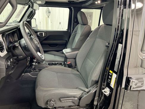Used 2025 Jeep Wrangler Unlimited Sahara AWD/4WD image 19