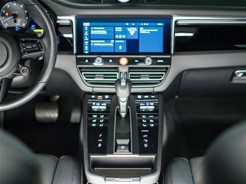 Certified 2025 Porsche Macan S AWD/4WD image 24