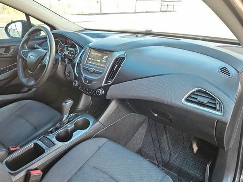 Used 2018 Chevrolet Cruze LT w/ Convenience Package image 21