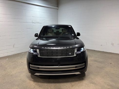 Used 2023 Land Rover Range Rover SE image 3