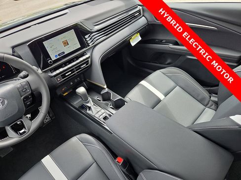 Used 2025 Toyota Camry SE FWD image 12
