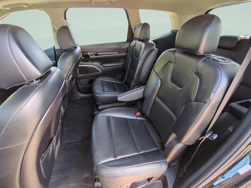 Used 2025 Kia Telluride S FWD image 10