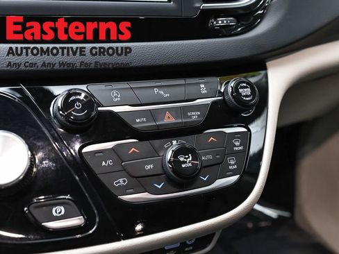 Used 2020 Chrysler Pacifica Touring-L FWD image 20