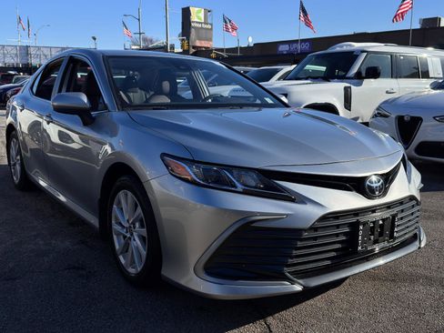 Used 2022 Toyota Camry LE image 3