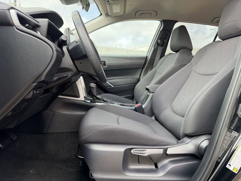 Used 2025 Toyota Corolla Cross LE image 27